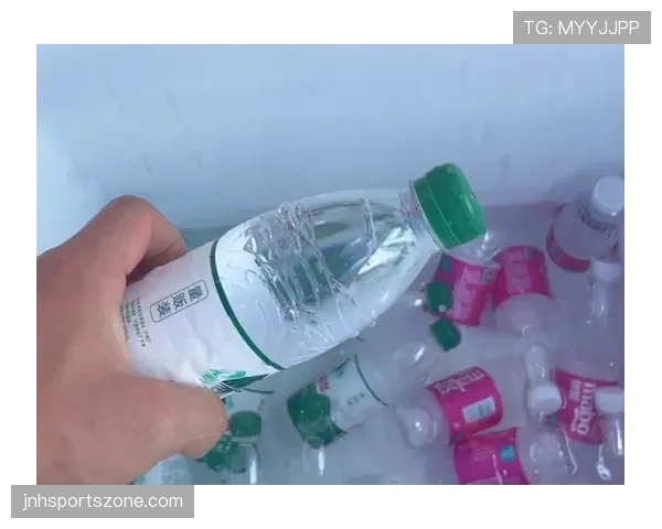 王昶家的冰箱里塞满了能量饮料,连矿泉水都得排队 王昶家的冰箱里塞满了能量饮料,连矿泉水都得排队